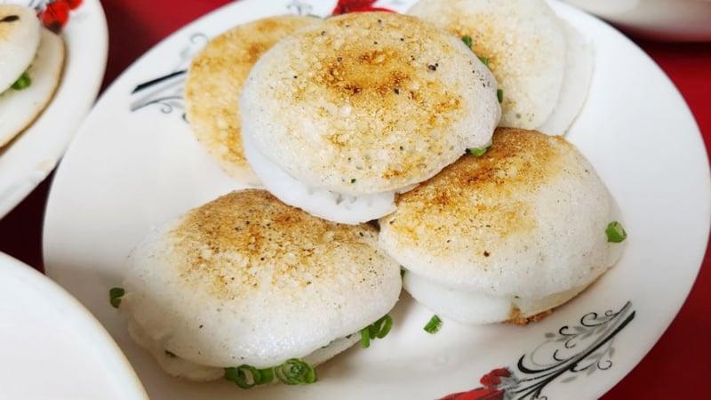 Những chiếc bánh căn hải sản Nha Trang nhỏ xinh vừa đổ trên bếp than